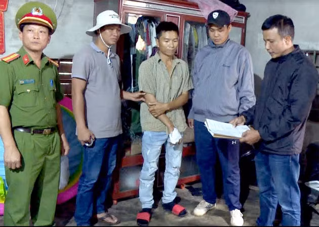 Lực lượng chức năng bắt giữ Đặng Công Hải để điều tra làm rõ hành vi tàng trữ và sử dụng súng trong vụ tranh giành đất tại huyện Ea Súp.