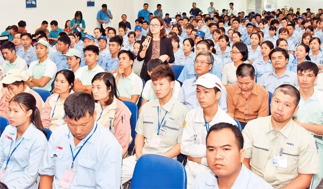 Đại diện công nhân, lao động phát biểu ý kiến tại buổi đối thoại. Ảnh: ĐĂNG ANH