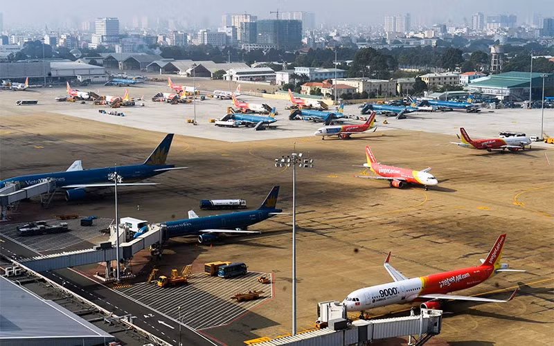 Một góc sân bay Tân Sơn Nhất. (Ảnh: T.BÌNH)