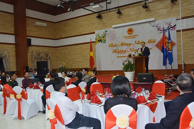 Tết cộng đồng được tổ chức trong hội trường lớn Đại sứ quán Việt Nam tại Campuchia.