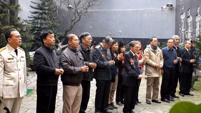 Cựu tù Hỏa Lò thắp hương tưởng niệm.