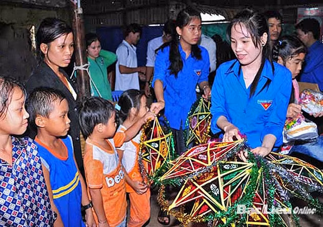 Tặng quà Trung thu trẻ em nghèo xã Vĩnh Thịnh, huyện Hòa Bình (Bạc Liêu)