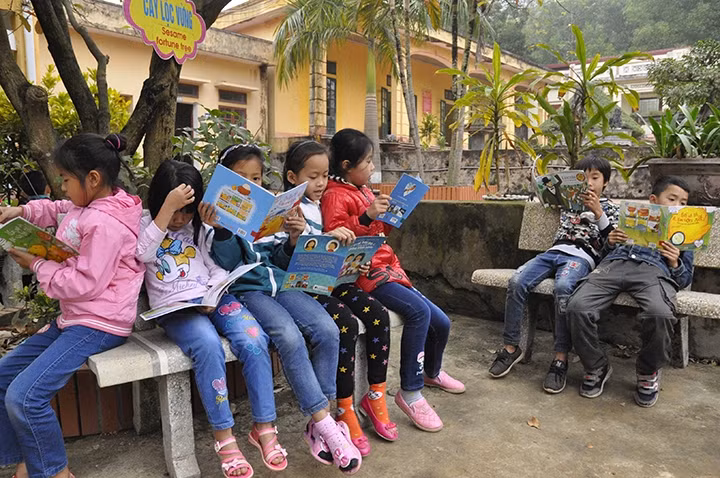 Học sinh Trường tiểu học Tiên Sơn số 1 (Việt Yên, Bắc Giang) tranh thủ đọc sách trong giờ ra chơi.