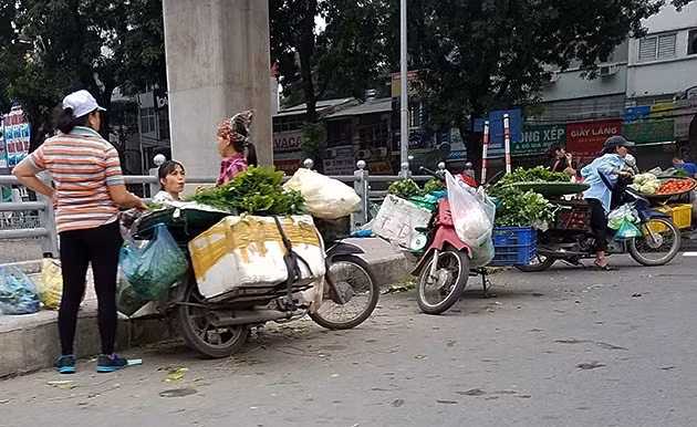 Mới sáng sớm, nhưng Cầu Mới (quận Thanh Xuân, Hà Nội) đã trở nên vô cùng lộn xộn do "chợ cóc" ngang nhiên chiếm dụng toàn bộ lòng cầu. (Ảnh: THIÊN BÌNH)