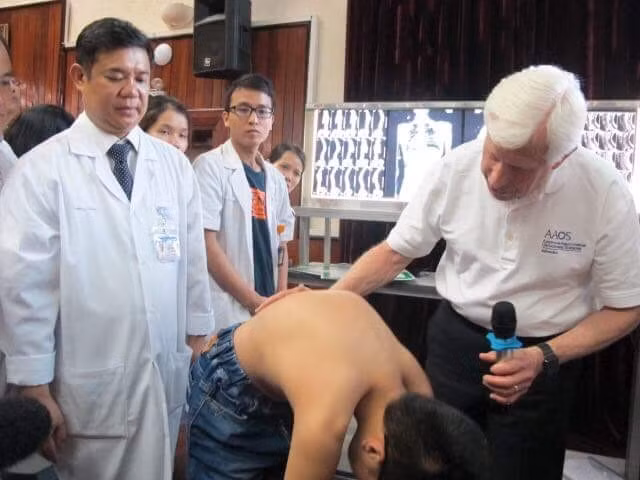 GS. Stuart Weinstein khám cho bệnh nhân. (Ảnh: BVCC)
