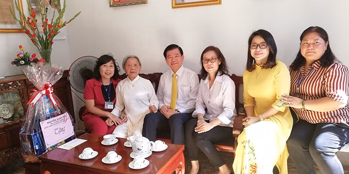 Lãnh đạo tỉnh Bà Rịa - Vũng Tàu thăm gia đình bà Đàm Thị Mỹ, SN 1928, cán bộ lão thành cách mạng ở phường 3 (TP Vũng Tàu).
