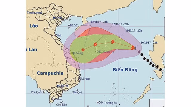 Đường đi và vị trí cơn bão số 13 trên Biển Đông (lúc 22 giờ ngày 10-11). Ảnh: TTDBKTTVT.Ư