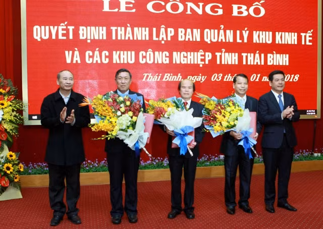 Trao quyết định bổ nhiệm Trưởng ban, Phó Trưởng ban Quản lý Khu kinh tế và các khu công nghiệp tỉnh Thái Bình.