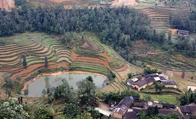Bản Lô Lô Chải nhìn từ Cột cờ Lũng Cú.