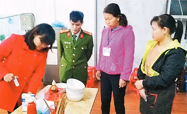 Đại diện MTTQ phường Giang Biên (quận Long Biên) phối hợp với Hội Liên hiệp Phụ nữ và trạm y tế phường tổ chức kiểm tra, giám sát về an toàn vệ sinh thực phẩm trên địa bàn. Ảnh: LƯƠNG HOÀI