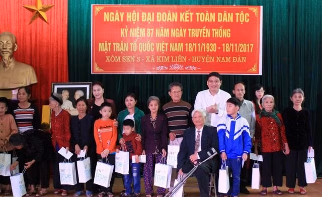 Chủ tịch QH Nguyễn Thị Kim Ngân và Bí thư Tỉnh ủy Nghệ An Nguyễn Đắc Vinh trao quà cho các hộ chính sách, gia đình có hoàn cảnh khó khăn, NGƯT và học sinh nghèo vượt khó trên địa bàn.
