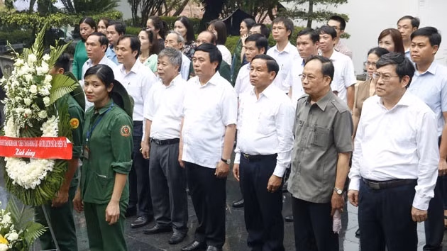 Đồng chí Nguyễn Xuân Thắng dâng hương tại Ngã ba Đồng Lộc