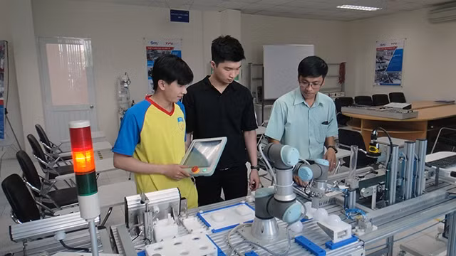 Trung tâm Ðào tạo công nghệ cao thuộc Khu Công nghệ cao TP Hồ Chí Minh nghiên cứu rô-bốt tự động hóa để hỗ trợ phát triển sản phẩm cho các bạn trẻ, doanh nghiệp khởi nghiệp.