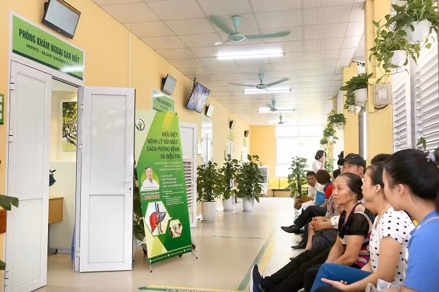 Hơn 200 người bệnh được khám và tư vấn miễn phí tại Bệnh viện Hữu nghị Việt Đức.