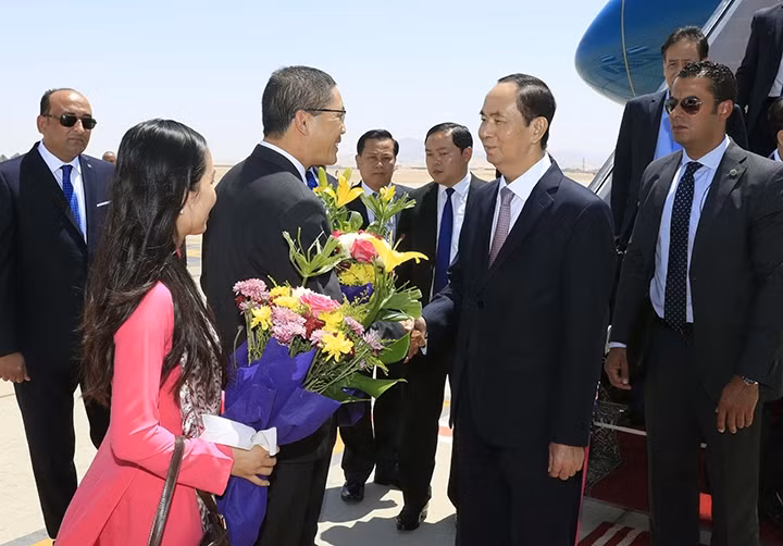 Các quan chức chính quyền tỉnh Lu-xo (Ai Cập) đón Chủ tịch nước Trần Đại Quang và Phu nhân tại sân bay quốc tế Lu-xo. Ảnh: NHAN SÁNG (TTXVN)
