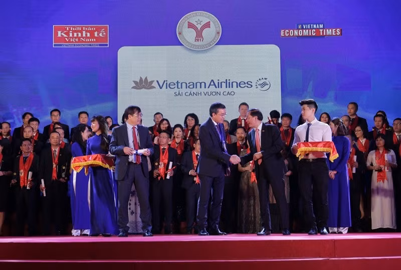 Vietnam Airlines được vinh danh trong “Top 10 doanh nghiệp phát triển bền vững”.