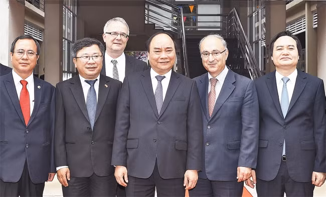 Thủ tướng Nguyễn Xuân Phúc với cán bộ, giảng viên nhà trường. Ảnh: THỐNG NHẤT (TTXVN)
