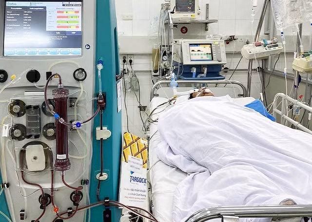 Anh Hoàng Văn Tuấn đang được điều trị tích cực tại Bệnh viện Việt Đức.