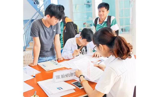 Thí sinh nộp hồ sơ tại Trường THPT Ngô Quyền (quận Sơn Trà, Đà Nẵng).