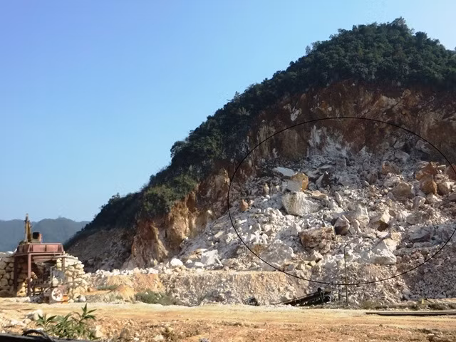 Mỏ đá để xảy ra tai nạn lao động khiến ba người thương vong.