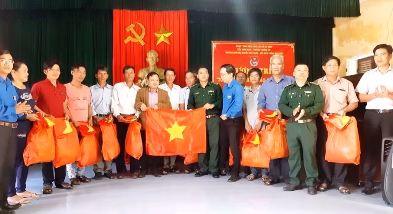 Tặng cờ Tổ quốc cho bà con ngư dân xã Vinh Hiền, huyện Phú Lộc.