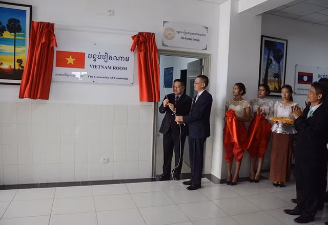 Đại sứ Vũ Quang Minh và Chủ tịch Đại học Campuchia Kao Kim Hourn mở biển khai trương Phòng Việt Nam.