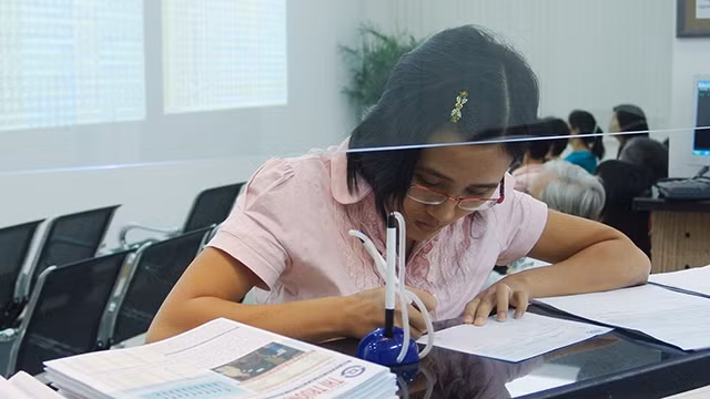 Nhiều nhà đầu tư tranh thủ đợt bán này để mua khá mạnh. Ảnh: NAM ANH