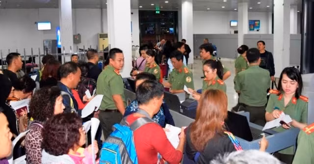 Cán bộ Phòng Quản lý xuất nhập cảnh - Công an tỉnh Thừa Thiên - Huế phối hợp hướng dẫn hành khách thực hiện thủ tục xuất nhập cảnh.