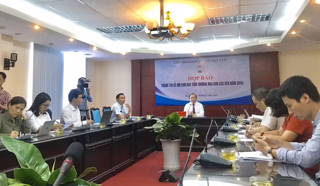 Toàn cảnh buổi họp báo.