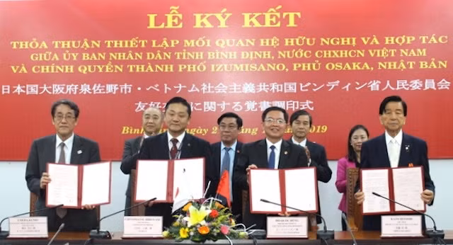 Đại diện lãnh đạo hai bên thực hiện lễ ký kết.