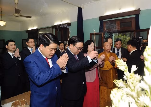  Lãnh đạo thành phố Hà Nội dâng hương tưởng niệm Chủ tịch Hồ Chí Minh tại Nhà 67 trong Khu Di tích Phủ Chủ tịch.