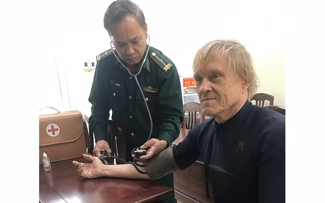 Quân y Đồn Biên phòng Cát Khánh chăm sóc sức khỏe cho ông DR. Mchael Haas.