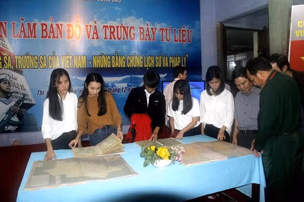 Các đại biểu và nhân dân xem triển lãm.