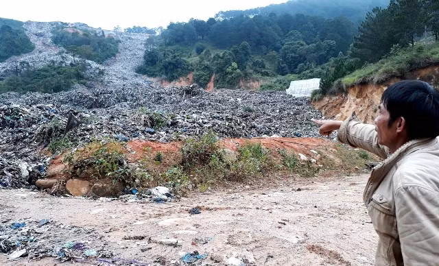 Suối rác đổ xuống phủ lấp nhiều khu vườn của người dân.