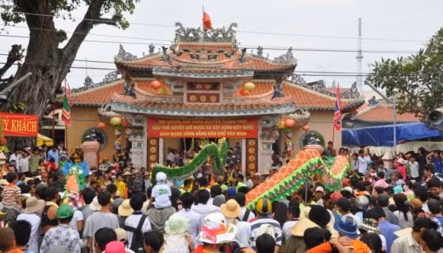 Nhân dân đến cúng viếng tại đền Nguyễn Trung Trực.