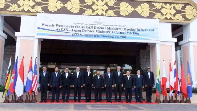 Đại tướng Ngô Xuân Lịch, Ủy viên Bộ Chính trị, Bộ trưởng Bộ Quốc phòng Việt Nam (thứ hai từ phải sang) cùng các đại biểu tham dự ADMM hẹp.