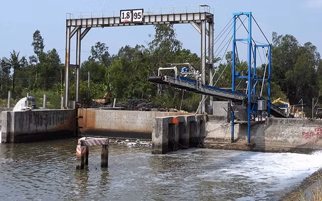 Cống Trùm Thuật gặp sự cố rò rỉ mặn vào vùng ngọt.