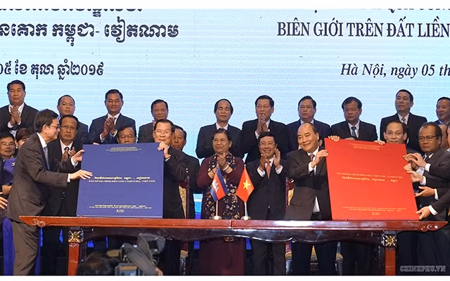 Thủ tướng Nguyễn Xuân Phúc và Thủ tướng Hun Sen chứng kiến lễ ký Phụ lục bản đồ đính kèm Nghị định thư phân giới cắm mốc biên giới trên đất liền giữa Việt Nam và Campuchia (Ảnh: VGP).