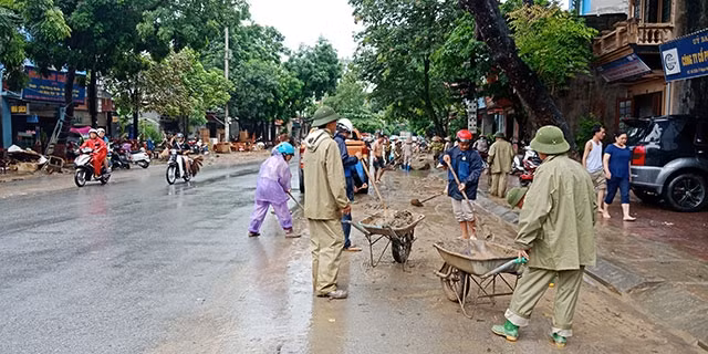 Người dân và lực lượng chức năng thành phố Hà Giang dọn dẹp nhà cửa, đường phố sau khi nước rút.