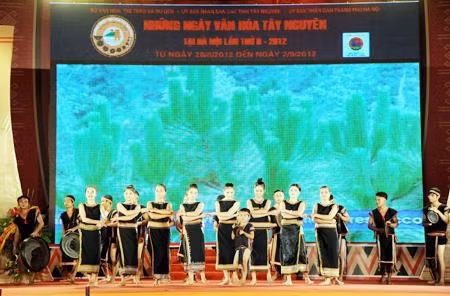 Chương trình biểu diễn nghệ thuật tại Lễ khai mạc Những ngày văn hóa Tây Nguyên tại Hà Nội lần thứ 2. Ảnh: TRẦN HẢI