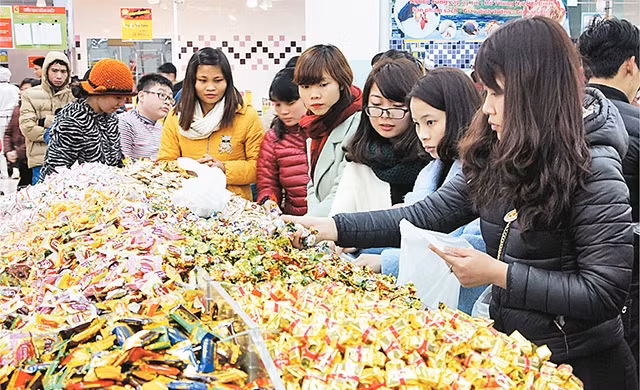 Các mặt hàng tại siêu thị Big C (Hà Nội) phục vụ người dân mua sắm dịp Tết Nguyên đán. Ảnh: NGUYỄN DƯƠNG