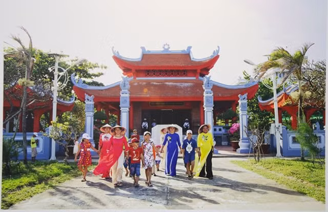 Tác phẩm “Du khách thăm Nhà tưởng niệm Chủ tịch Hồ Chí Minh tại đảo Trường Sa Lớn” của tác giả Thu Đông.