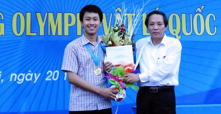 Lãnh đạo tỉnh Quảng Bình tặng hoa chúc mừng học sinh Nguyễn Thế Quỳnh giành Huy chương Vàng quốc tế môn Vật lý hai năm liên tiếp 2016 và 2017.