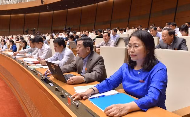 Đại biểu Quốc hội tại Kỳ họp thứ sáu Quốc hội khoá XIV ngày 8-11
