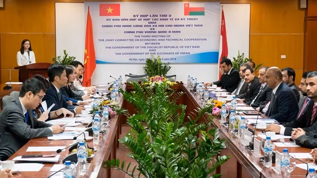 Bộ trưởng Công thương Trần Tuấn Anh và Bộ trưởng Thương mại và Công nghiệp Oman Ali bin Masoud Al Sunaidy đồng chủ trì Kỳ họp lần thứ 3 Ủy ban hỗn hợp về hợp tác kinh tế và kỹ thuật.