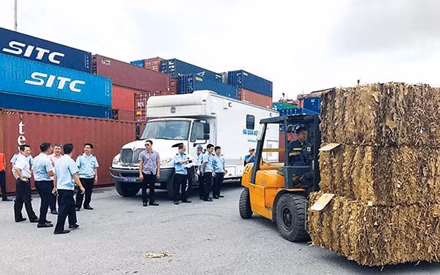 Lực lượng chức năng kiểm tra các công-ten-nơ phế liệu nhựa và giấy tại cảng Hải Phòng. Ảnh: Tuấn Nguyễn