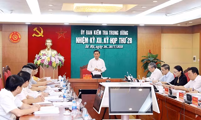 Tình trạng sai phạm trong việc đánh giá, bổ nhiệm, sử dụng cán bộ còn diễn ra ở nhiều đơn vị và địa phương. Trong ảnh: Một phiên họp của Ủy ban Kiểm tra Trung ương. Ảnh: TTXVN