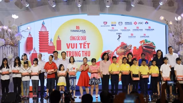 Lãnh đạo UBND tỉnh Đồng Nai trao quà cho các em thiếu nhi có hoàn cảnh đặc biệt khó khăn.