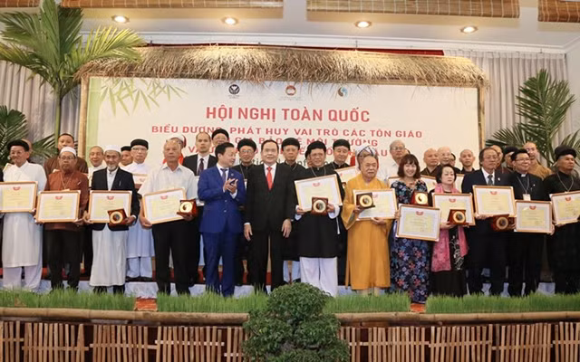 Nhiều tập thể, cá nhân điển hình tiên tiến được tuyên dương, khen thưởng tại Hội nghị.