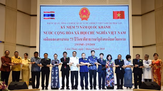 Các khách mời Thái - lan chụp ảnh lưu niệm.
